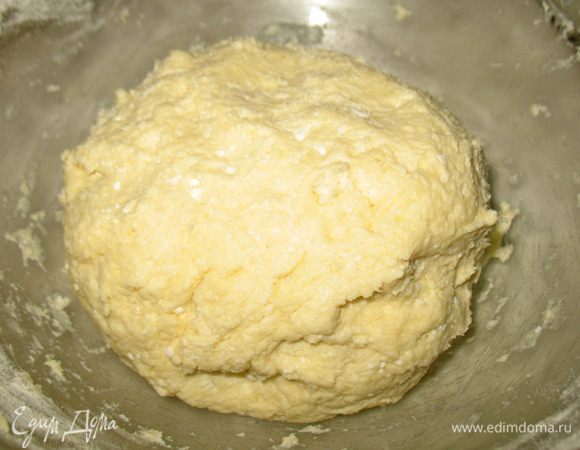 Добавляем муку и хорошо вмешиваем, но не долго, творог не любит тщательного вмешивания. Тесто получается мягкое липковатое. 