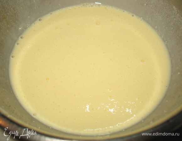 Разогреваем духовку до 220 градусов. Готовим заливку. С миске смешиваем сметану, яйца, крахмал, сахар и ванильный сахар. Смесь слегка взбиваем. 