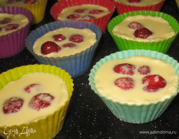 Заливаем наши корзиночки с клубникой сметано-яичной смесью.  Отправляем формочки в разогретую духовку и печем 30 минут. Творожное тесто не желательно пересушивать, еще лучше выпекать быстро, при большой температуре. 