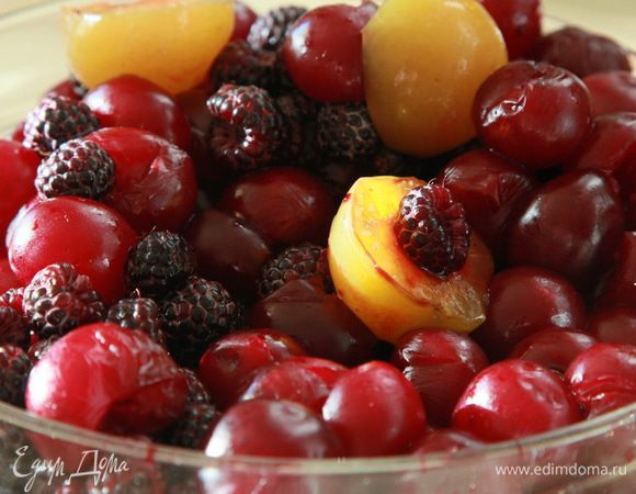 Тщательно моем ягоды. сушим бумажным полотенцем. 