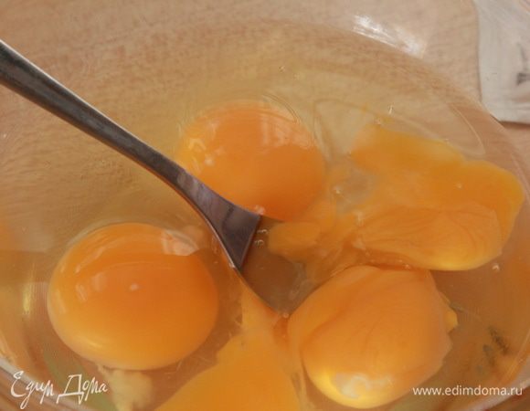 Яйца взбиваем в крепкую пышную пену