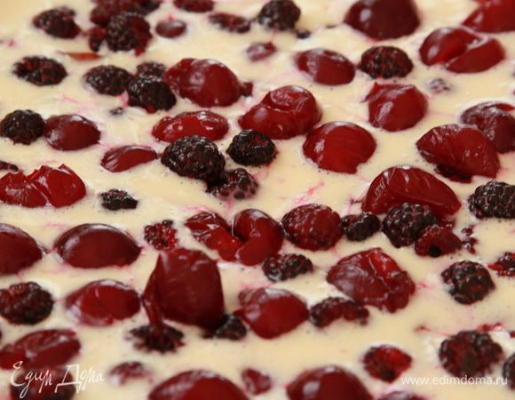 Смазываем противень щедро маслом, выливаем в противень тесто и сверху выкладываем наш микс