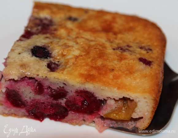 Остужаем пирог в противне и нарезаем на кусочки любимого размера: