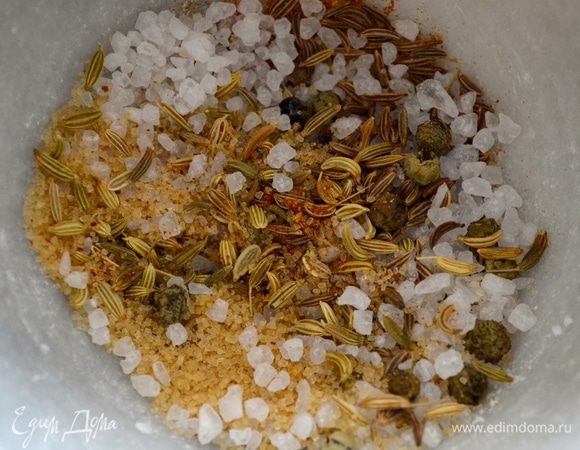 Специи сложить все в ступку и растолочь. Добавить оливковое масло, как следует перемешать.  