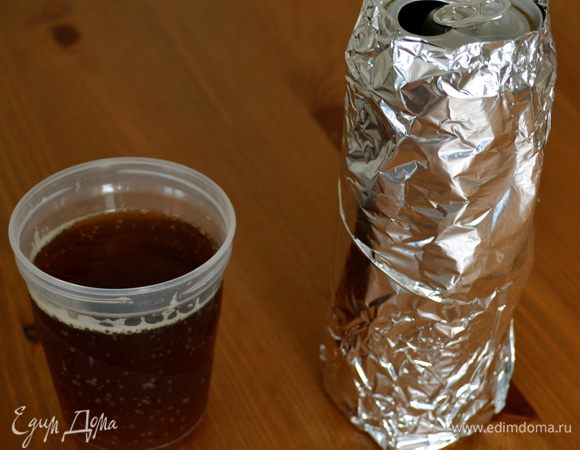 Из банки отлить ровно половину пива. Банку предварительно вымыть водой и завернуть в пищевую фольгу.