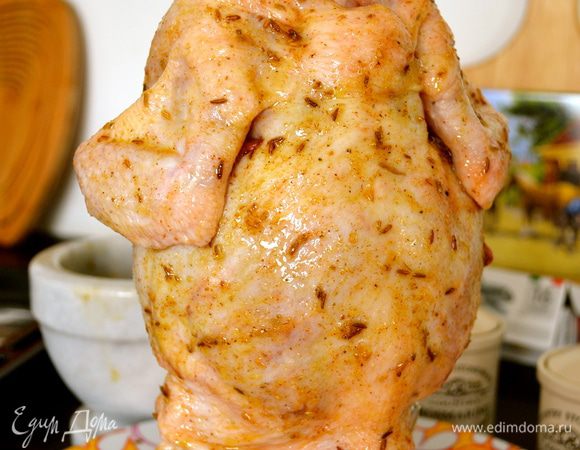 Курицу как следует смазать готовым маринадом сначала внутри, затем посадить курицу на банку пива. И еще смазать курицу маринадом снаружи.