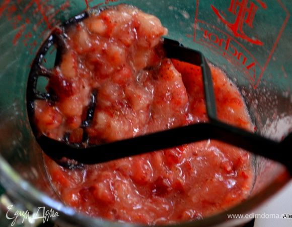 Ягоды помыть и очистить, разрезать. Выложить в емкость, раздавить. Посыпать сахаром от 1 ч. л до 1 стол. в зависимости от сладости ягоды. Дать постоять 15 мин. чтоб клубника дала сок.