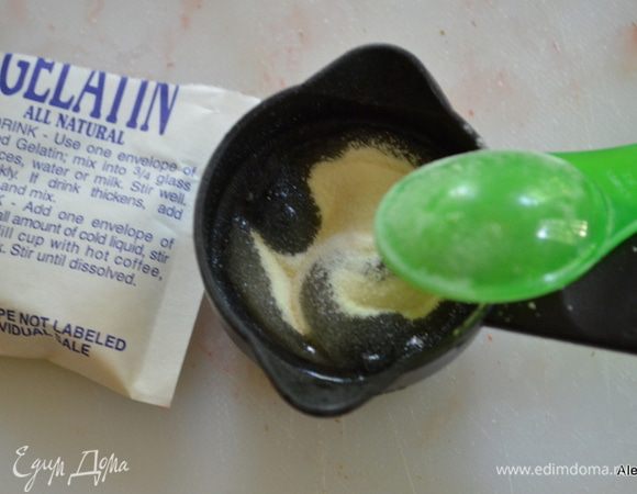 Взять 2 стол.л воды холодной выложить поверх желатин и дать постоять 5 мин. Добавить немного сока от ягод в желатин и поставить в микроволновку на 20 сек. Выложить в желатин 1 стол.л кукурузного сиропа.Затем все перемешать и выложить в ягоды. Поставить в холодильник на 20 мин.