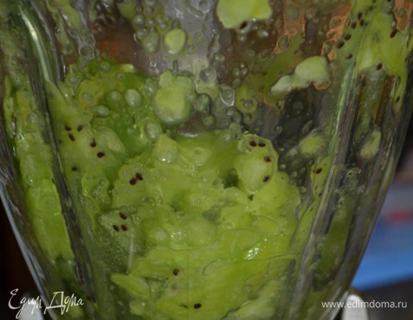 Также полностью проделать с киви, но без желатина. Я в блендаре его порубила до состояния пюре. Добавила сахар в зависимости от вкуса киви. Затем 1 стол.л кукурузного сиропа ,перемешать. Перелить в мини емкость и поставить в холодильник на 30 мин.