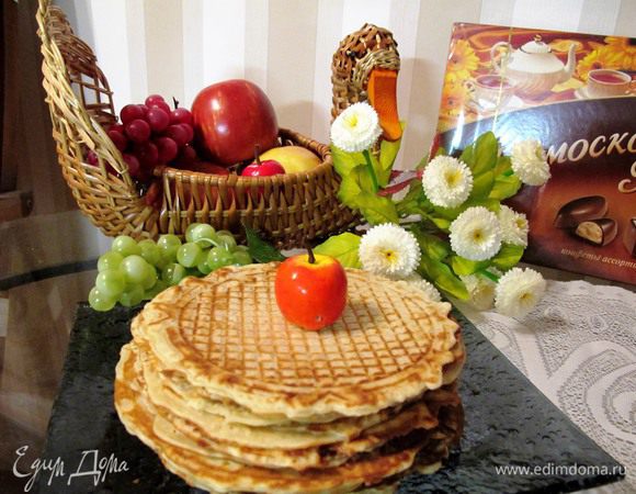 Растопить масло, поставить слегка остыть. Смешать воду с молоком. Натереть яблоко, отжать и вылить лишний сок. Поставить разогреваться электровафельницу. 
Растопленное масло взбить с яйцами, добавить сахарный песок, продолжая взбивать влить 1,5 стакана водно-молочной смеси. Всыпать просеянную муку и перемешивая начинать доливать остаток молока, пока тесто не станет похоже по густоте на сметану. В конце добавить яблоко и корицу. Хорошо перемешать и выпекать.
Советы, как сделать вафли хрустящими, смотрите в сырных вафлях.