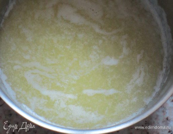 Сливочное масло растопить на водяной бане.