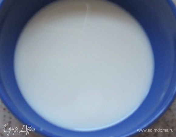 Дрожжи растворить в 100 мл тёплого молока.