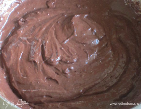 Добавить желтки, сливочное масло,щепотку соли, дрожжи, оставшуюся часть молока и перемешать с помощью миксера на минимальной скорости. Сливки взбить венчиком и ввести в тесто. Перемешать. Тесто накрыть пищевой плёнкой и поставить в тёплое место на 1 час.