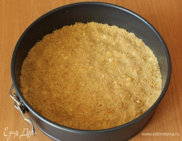 Печенье измельчить в крошку, добавить масло и перемешать до однородности. Выложить массу в форму и равномерно ее распределить. Я не стала формировать бортики, сделала только дно. Выпекать в предварительно разогретой до 180 градусов духовке 10 минут. Остудить...