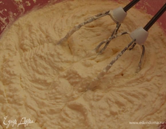 Взбить рикотту, творог и сметану с сахаром. Продолжая взбивать, по одному ввести яйца.