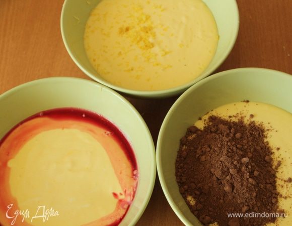 Разделить крем на 3 равные части. В  одну добавить сироп, в другую - какао, в третью - цедру лимона. 