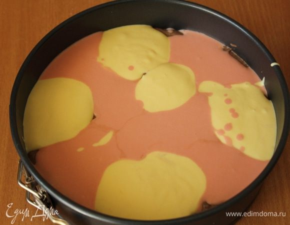 Затем ложкой выложить розовый и желтый крем поочередно...