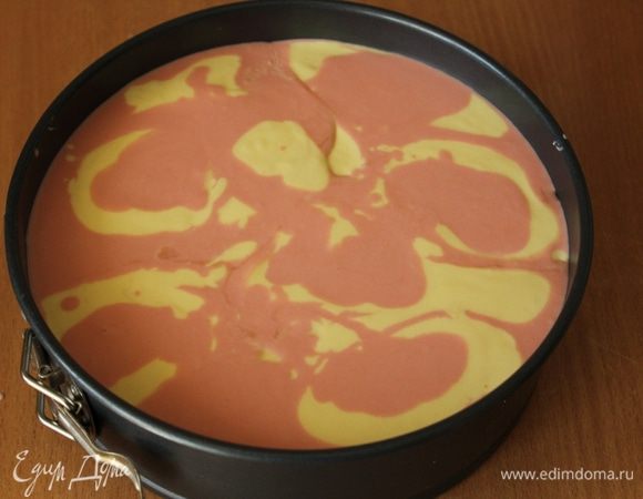 Вот такие кляксы у меня получились)))))))))))))) На дно духовки поставить блюдо с водой, форму с чизкейком установить в середине духовки. Выпекать 1 час. Дать полностью остыть в течение 4-5 часов.