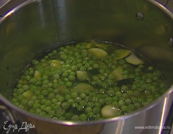 Добавить в суп зеленый горошек, посолить, поперчить и варить еще 5 минут.
