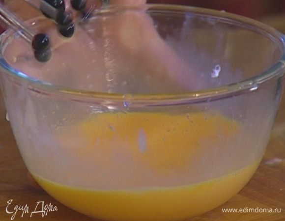 Яйца с половиной лимонного сока слегка взбить венчиком, затем добавить оставшийся сок и еще немного взбить.