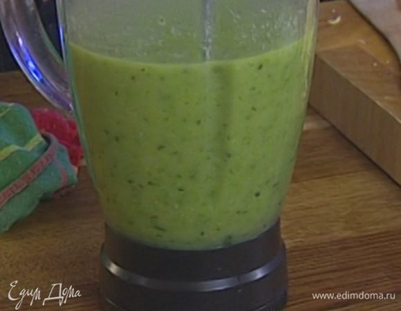 Вынуть овощи из бульона и взбить в блендере так, чтобы остались кусочки, затем вернуть в кастрюлю и немного прогреть.