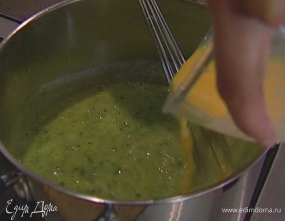 Помешивая, ввести взбитые яйца, затем увеличить огонь, довести суп до кипения и снять с плиты.