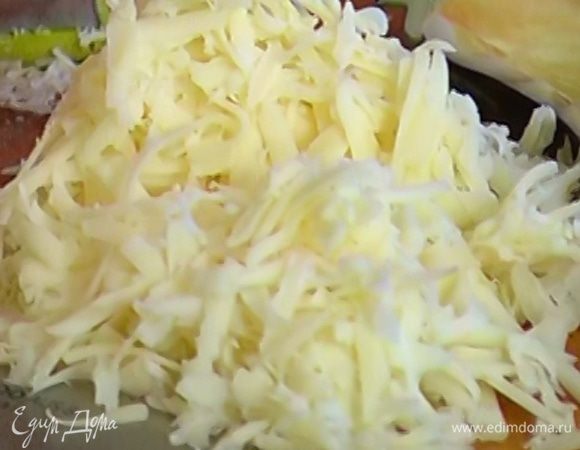 Сыр натереть на крупной терке.