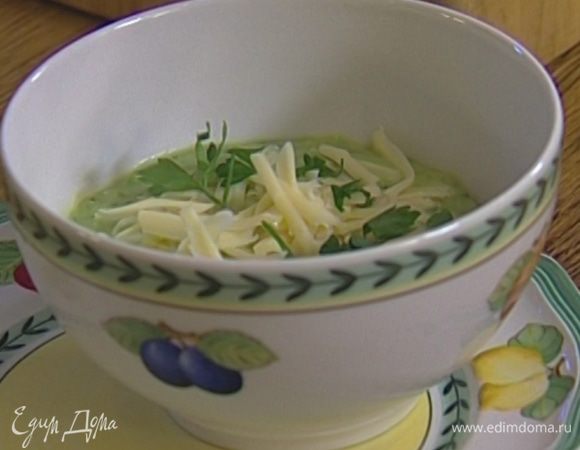 Разлить суп по тарелкам, присыпать сыром и петрушкой.