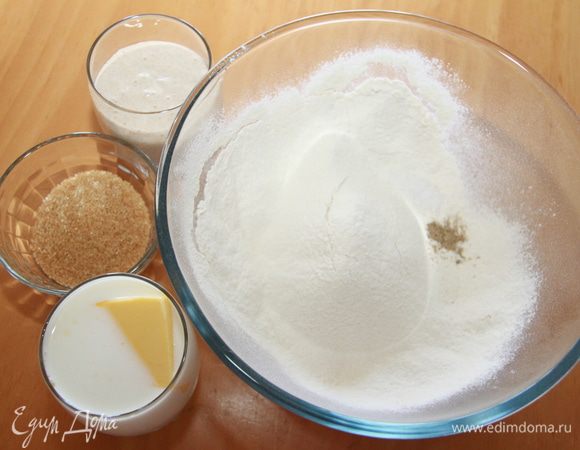 Приготовить ингредиенты для теста. Молоко подогреть. Масло выложить заранее из холодильника, чтобы размягчилось. Муку просеять. Стартеру, если хранился в холодильнике, дать согреться при комнатной температуре 1,5-2 часа.