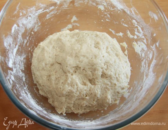 Замесить тесто. Вымесить минут 5. Оно будет несколько липким. Положить тесто на расстойку, прикрыть влажным полотенцем или пищевой плёнкой, чтобы на поверхности не образовалась корка.