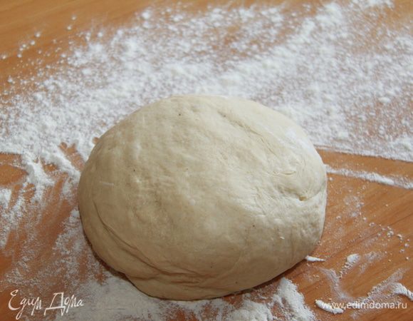 Через час тесто поднимется, его надо обмять. Снова прикрыть и дать настояться ещё час.