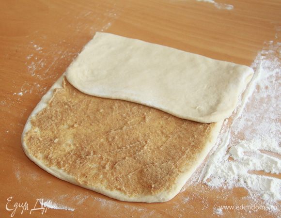 Складываем прямоугольник, как письмо: часть без начинки на часть с начинкой,