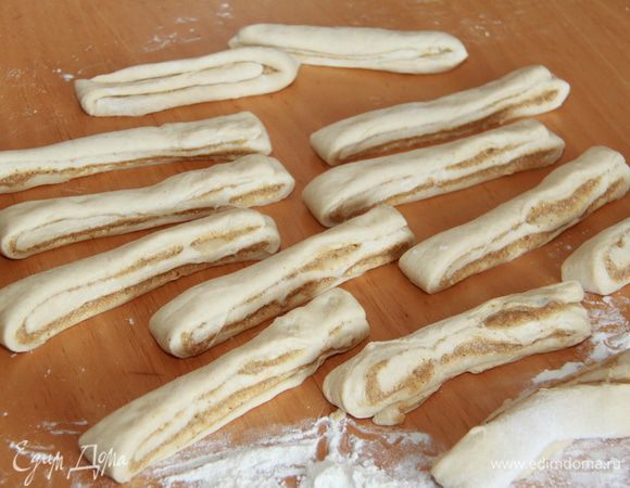 Разрезать прямоугольник на полоски шириной 2 см. Оставить на расстойку на 10 минут.