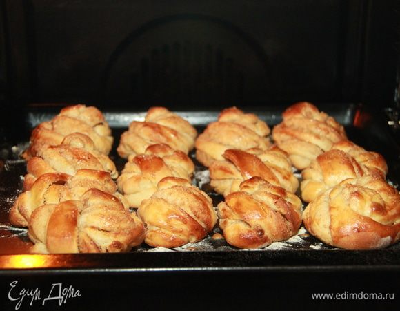 Выпекать в предварительно разогретой до 200*С духовке 15 минут. После выпекания дать остыть в открытой духовке 20-30 минут.