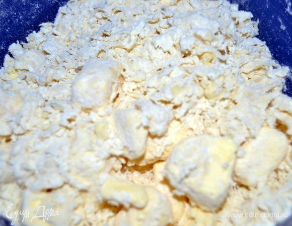 Замесить тесто, скатать в шар, завернуть в пищевую пленку и убрать в холодильник.