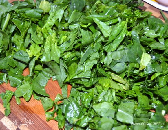Шпинат промыть, обсушить, нарезать поперек ленточками. Изюм промыть и замочить в бренди.