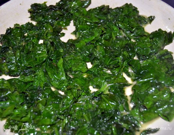 В сковороде растопить сливочное масло, выложить шпинат и готовить помешивая, пока он не станет мягким и уменьшится в объеме.