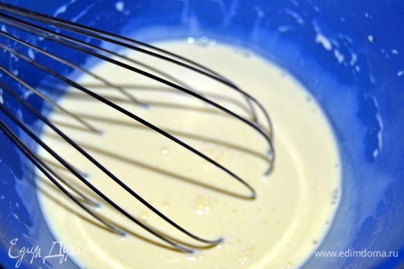 Взбить яйца, пару столовых ложек отложить для смазывания верха пирога. Добавить сливки. Перемешать до однородности.