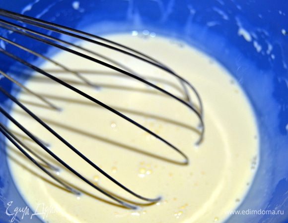 Взбить яйца, пару столовых ложек отложить для смазывания верха пирога. Добавить сливки. Перемешать до однородности.