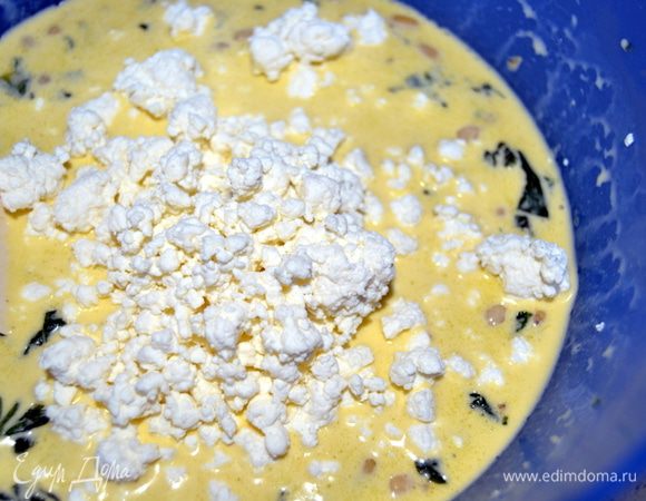 Добавляем творог, цедру и специи. Хорошенько перемешать.