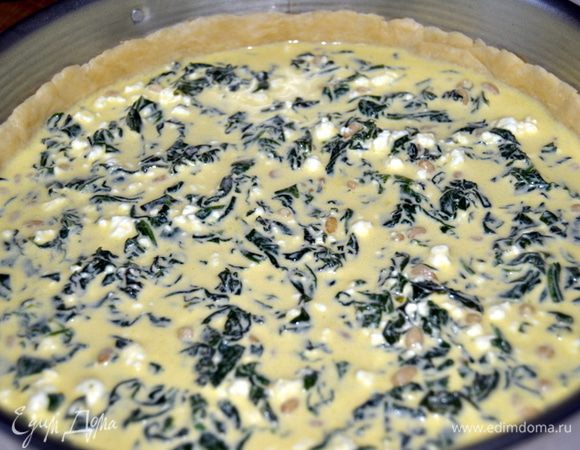 Достаем тесто, отделяем от него небольшой кусочек, из которого мы будем делать верхнюю решетку. Примерно 1/3 часть. Большую часть раскатать в круг и выложить в форму, формируя бортики. Выкладываем начинку.