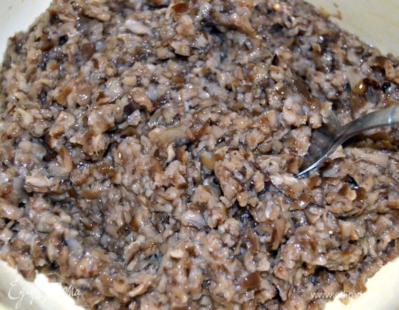 Грибы промыть и измельчить в мясорубке или блендере.