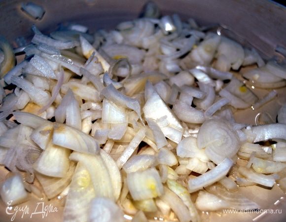 Лук нарезать произвольно.