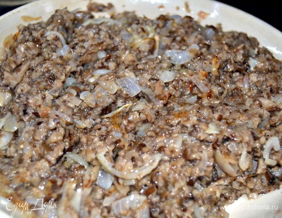 На растительном масле обжарить лук до золотистого цвета.К нему добавить грибы.