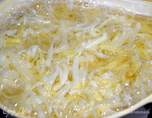 Картофель почистить и натереть на крупной терке.Промыть холодной водой.
