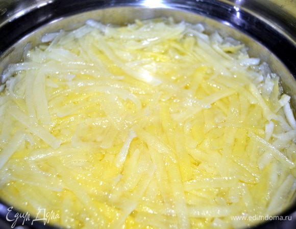 Залить картофель кипятком и проварить 3-5 минут.Воду слить и промыть холодной.Остудить.