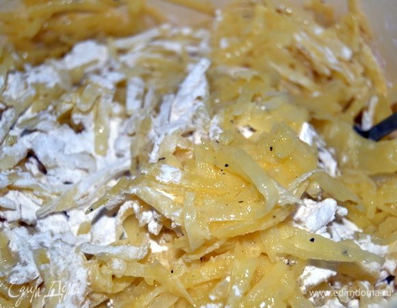 Добавить яйца,соль,перец,приправы любимые и крахмал.Перемешать.