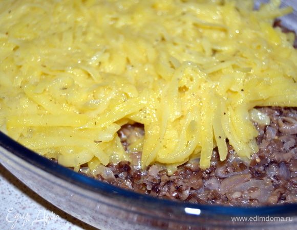 Форму смазать маслом и выкладывать слоями.Картофель,грибы,картофель,грибы и т.д.Завершаем картофелем.