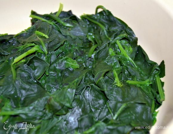 Замесить тесто и оставить на час подходить.Шпинат промыть и опустить в кипящую ,подсоленную воду на пару минут.Затем откинуть на дуршлак и промыть холодной водой.Цукини очистить и натереть на крупной терке.