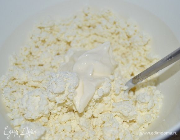 Смешать творог,сливки и  цукини.Посолить,поперчить по вкусу.